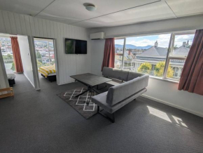 Bayley 1 - Walk to city from 2 bedroom apartment with city and mountain views